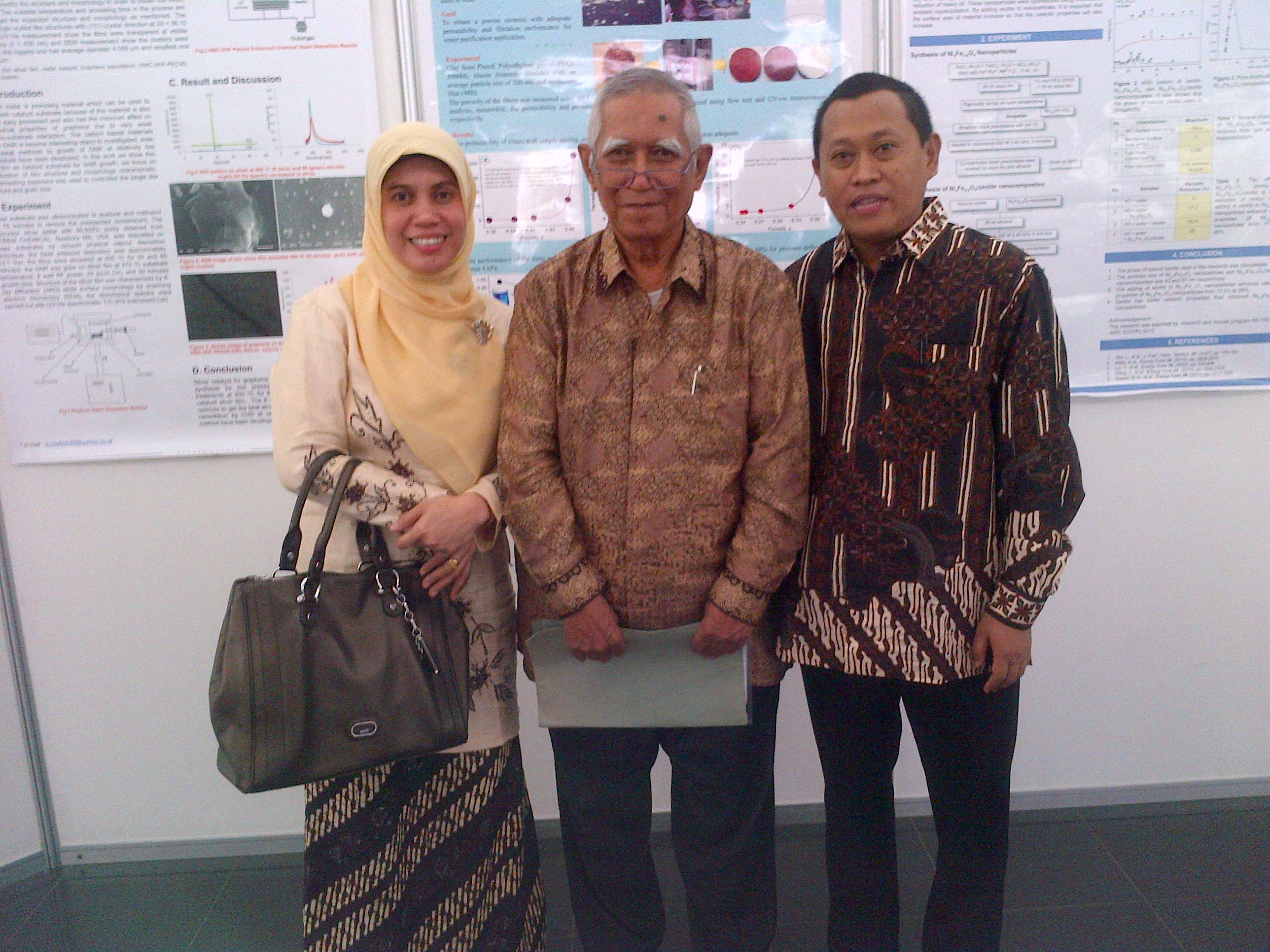 Bersama Prof. M. Barmawi dan Prof. Tjia May On